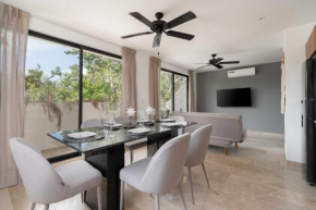 2BD with Rooftop Pool near Beach